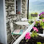 In Pietra E Legno Con Caminetto 아파트