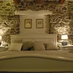 In Pietra E Legno Con Caminetto