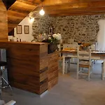 In Pietra E Legno Con Caminetto *