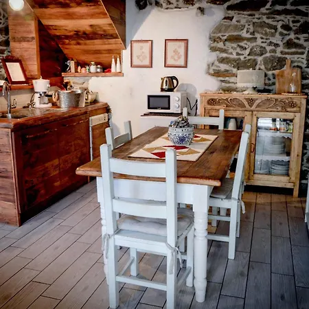 In Pietra E Legno Con Caminetto Lägenhet