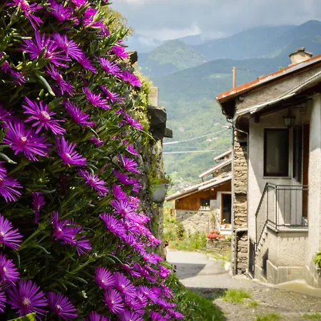 In Pietra E Legno Con Caminetto