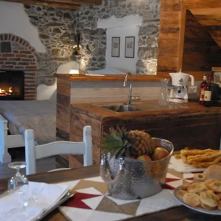 In Pietra E Legno Con Caminetto Inverso Pinasca