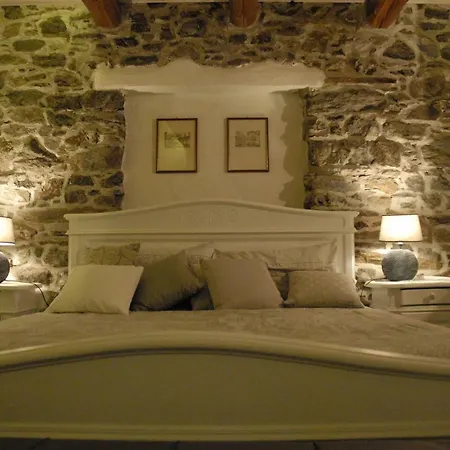 In Pietra E Legno Con Caminetto