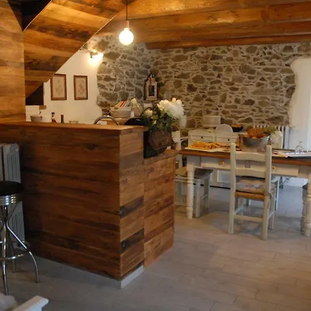 In Pietra E Legno Con Caminetto *