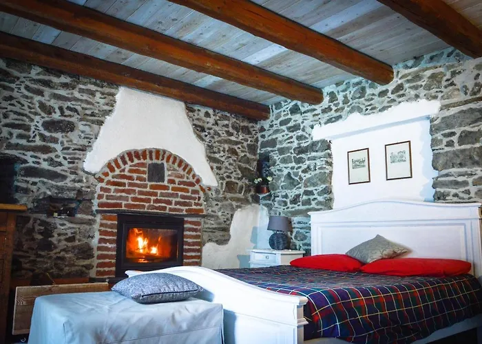 דירה In Pietra E Legno Con Caminetto Inverso Pinasca