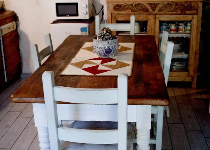 In Pietra E Legno Con Caminetto *