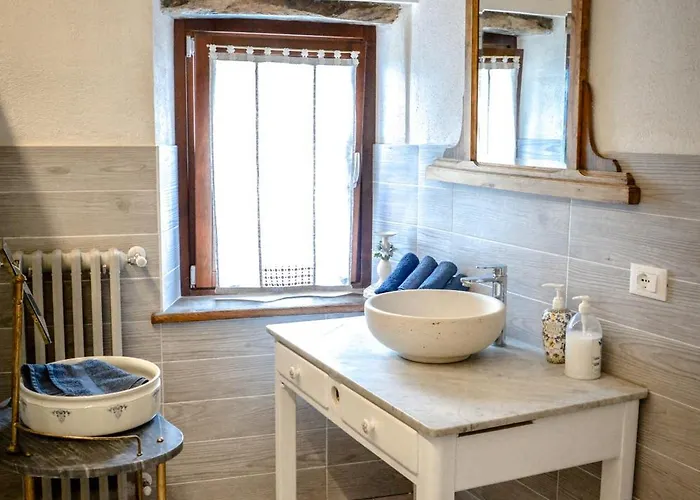 דירה In Pietra E Legno Con Caminetto Inverso Pinasca