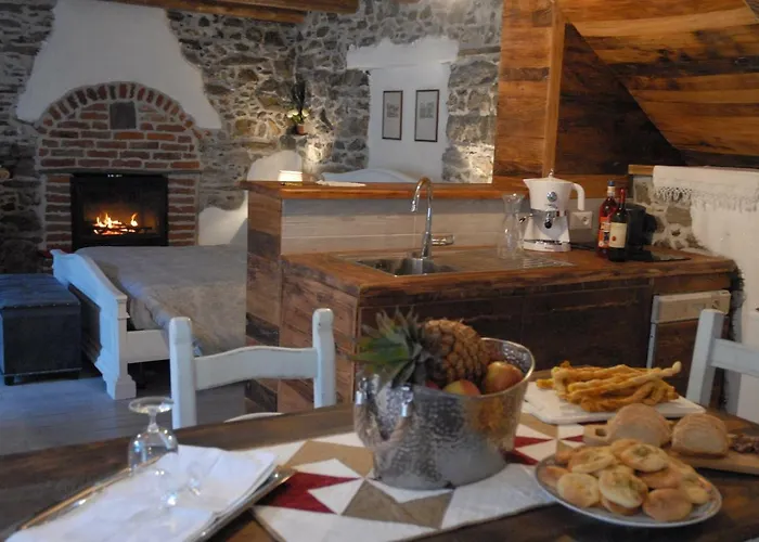 In Pietra E Legno Con Caminetto Inverso Pinasca