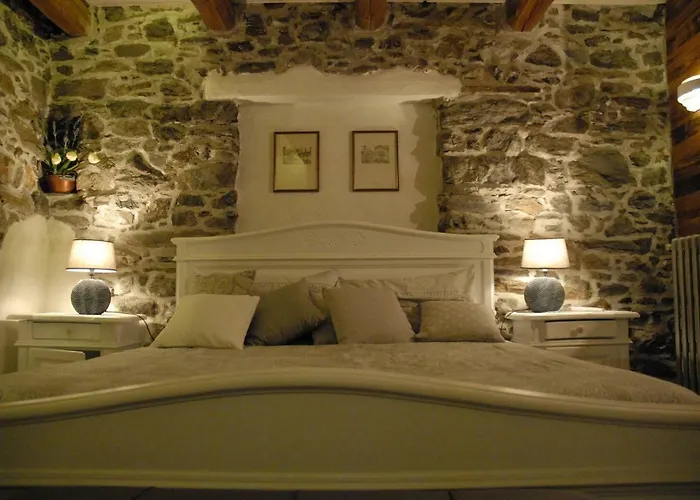 In Pietra E Legno Con Caminetto