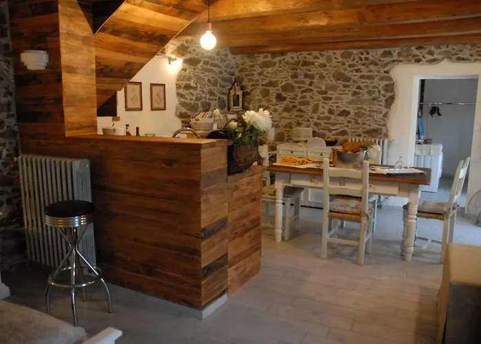 In Pietra E Legno Con Caminetto *